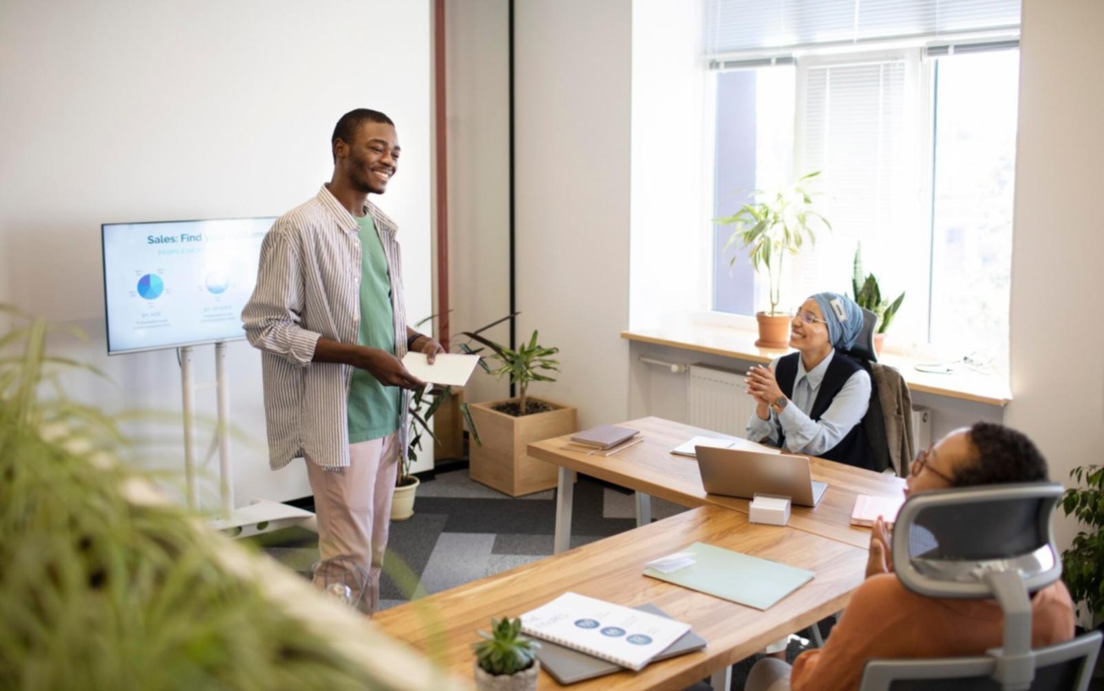 Studierende beim Planen ihrer monatlichen Ausgaben mit Budget-Unterlagen